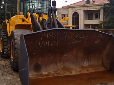 Volvo L180G wheel loader with a wide rock bucket